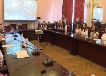 Öğrenciler, benim de çok sevdiğim Aşık Veysel’in “Uzun ince bir yoldayım” türküsünü seslendirdiler.