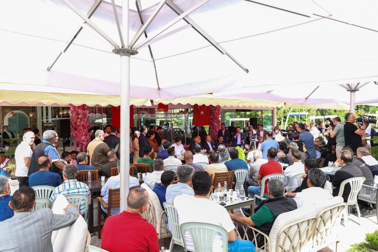 Esnafımız ve halkımızla, geleceğin Türkiye’sini, Türkiye’nin geleceğini konuşuyoruz. Kemer